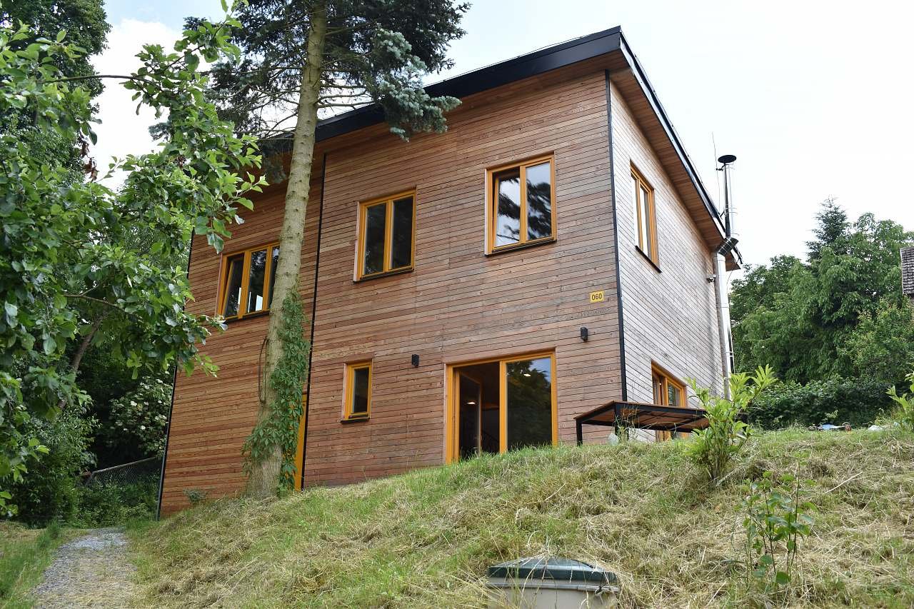 Dřevěná chata ve svahu